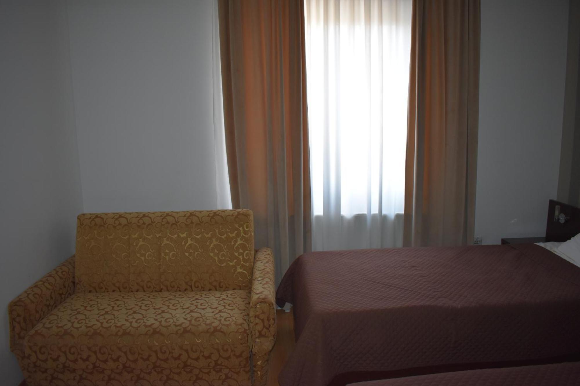 Garni Hotel Lion Jagodina Exterior photo